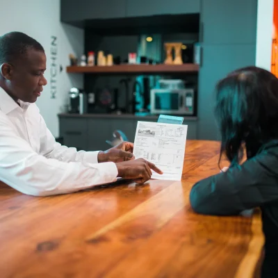 consulting-services consultor apresentando documento para cliente
