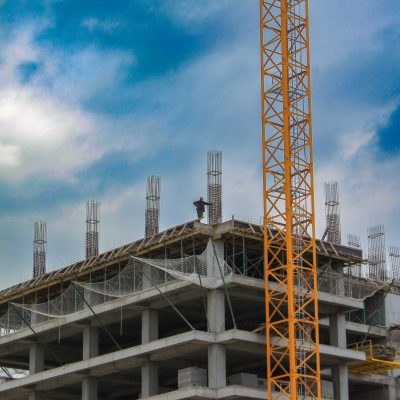 Setor de construção civil prédio sendo construído com guindaste