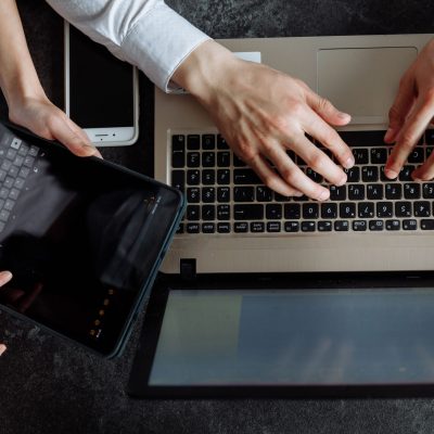 setor de tecnologia Vista de cima de pessoas trabalhando no tablete e notebook